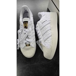 Adidas MENS 10 WOM 11 NEW Superstar XLG with stylized ostrich pattern